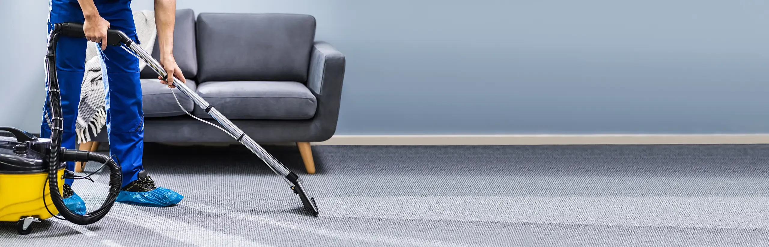 Gebäudereinigung Rosenheim Teppich wird gesaugt